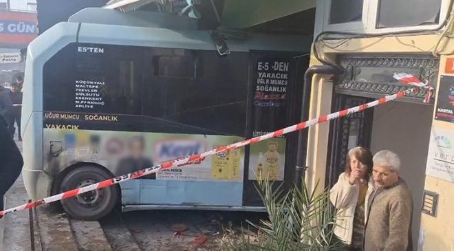 Kartal’da minibüs dükkana girdi, çok sayıda yaralı var